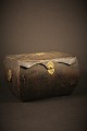 Antikt , tidligt 1800 tals æske i træ beklædt med et tyndt lag skind og med gamle messing beslag.