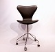 Syver kontorstol, model 3117, uden armlæn og drejefunktion i sort læder af Arne Jacobsen og Fritz Hansen.