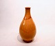 Keramik vase med mørkegul glasur af Herman A. Kähler. 5000m2 udstilling.