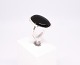 Ring dekoreret med stor sort onyx sten og af 925 sterling sølv.5000m2 udstilling.