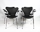 Et Sæt af Fire Syver Stole - Model 3207 - Med Armlæn - Sort Savanne Læder - Arne Jacobsen - Fritz Hansen
