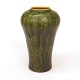 Kähler vase. Stor Kählervase med mærkegrøn glasur. Signeret "HAK" for Hermann A. Kähler. H: 35cm