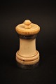 Old pepper mill made in ivory with silver border and with a fine old patina. Height: 8,7cm.