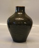 20824 Kgl. Vase 17 cm Stiliserede "Levende Sten" i riflet stil grønlig Olivin? glasur Axel Salto Oktober 1948 Kongelig Dansk Stentøj