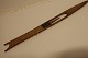 Antik tækkenål af træFra 1800-talletEt værktøj til brug ved reparation/lægning af stråtageGodt gammelt håndværkBemærk: Smuk og effektiv reparation, det var dengang, håndværkerne særligt kunne deres kramL: ca. 68cmGod stand også på trods af rep