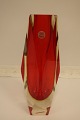 Murano vaseMeget stor og smuk glasvase, fra det, med rette, berømmede italienske Murano (ved Venedig)Flere lag glas giver det helt særlige farvespilDesign: Flavio Poli for Mandruzzato - ItalyH: 30cmVægt ca. 4 Kg