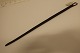Antik tækkenål af jernHåndsmedetFra 1800-talletEt værktøj til brug ved reparation/lægning af stråtageGodt gammelt håndværk, og i dag meget dekorativL: ca. 47cmB:1,8cm / 2,2cmFlot stand