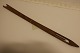 Antik tækkenål af træFra 1800-talletEt værktøj til brug ved reparation/lægning af stråtageGodt gammelt håndværkL: ca. 67cmGod stand