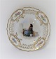 Royal Copenhagen. Tallerken med gennemskåret roset. Diameter 19 cm. Motiv ; Kone fra Gammel strand. Produceret før 1923.
