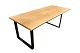 Plankebord af eg og rammestel af sort metal, af 2 massive planker med naturkanter. 5000m2 udstilling.
