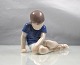 B&G figur 1671Siddende dreng9,5 cm