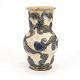 Svend Hammershøi, 1873-1948: Vase med skønvirke mønster fremstillet for Kähler og med signatur herfra. Anvendt af Svend Hammershøi som barselsgave til Herman J. Kähler 1904. Hidrørende fra Runa Kählers samling. H: 28,8cm