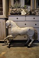 Dekorativ , stor gammel Svensk hest i udskåret træ fra 1800 tallet med hvid farve...H:85cm. L:95cm.