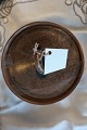 Knabstrup "Nøddebo"Stellet med navnet "Nøddebo" fra KnabstrupMarmeladeskål med lågDiam ca. 12cmFlot standStellet er meget let i vægtStemplet: Stentøj Knabstrup DenmarkDesign: Johannes Hansen