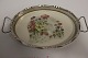 BakkeLille bakke lavet i porcelæn med blomster samt smuk besætning og 2 hankeFra ca. 1920L: 21cm u/hankL: 25cm m/hankB: 15cmH på kanten: 2,5cmGod stand