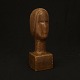 Otto P. buste af træ. Fremstillet af Otto Pedersen, Odense, 1902-95, og erhvervet direkte af kunstnerens familie. Har således aldrig været i handlen. Signeret. H: 26cm
