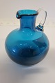 Smuk glasekande i blåt glas med hang i klart glasHolmegaard ?H: 16,5cmI god stand