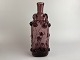 Smuk gammel lilla glasflaske / vase med glastråde og rosetter