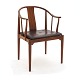 Hans J. Wegner, 1914-2007: Kinastolen i mahogni. Med etiket fra Illums Bolighus. Leveres med ny sort læderhynde. God stand. Armlæn med lettere patinering