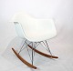 RAR gyngestol i hvid designet af Charles & Ray Eames og fremstillet af Vitra i 2016.5000m2 udstilling.