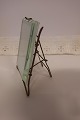 Smuk Fotoramme, antikDen sjældne fotoramme er af kraftigt glas med messing "stativ", - som kan slås sammenStart 1900-talletca. 12cm x 8,5cm/10cmGod standVi har et stort udvalg af gamle/antikke rammer