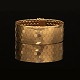 Bredt og kraftigt bikube armbånd i 18kt guld med dobbelt sikkerhedslås. L: 20,5cm. B: 2,6cm