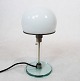 Bordlampe af Wilhelm Wagenfeld designet i 1923-24 og er med skærm af hvidt opalglas, stel af forkromet stål, stamme og fod af glas. 5000m2 udstilling.