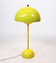 Flowerpot bordlampe, VP3, i gul designet af Verner Panton i 1968 og fremstillet af &tradition.5000m2 udstilling.