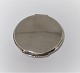 Georg Jensen. Sølv pudderdåse. Sterling (925). Diameter 8 cm. Model 277B. Design Harald Nielsen.