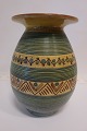 Stor gulvvase i smuk, blank glasur i afdæmpet grøn farve med gul/brun dekorationDesign: Harald Folmer Gross (1888 - 1961)Lavet for Knabstrup Teglværk Signeret: H. F. GrossH: 32cmDiam: øverst 20,5cm