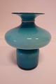Carnaby Vase fra HolmegaardTurkis blå med inderside af opal hvidt glasDesign: Per Lütken (1916-1998)Produceret i perioden 1968 - 1976H: 15,4cmFlot stand