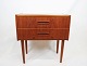 Lille kommode i teak af dansk design fra 1960erne.5000m2 udstilling.