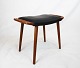 Skammel i teak og polstret med sorte elegance læder af dansk design fra 1960erne.5000m2 udstilling.
