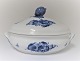 Royal Copenhagen. Blå Blomst. Oval lågfad. Model 8054. Længde 25 cm. (1 sortering)