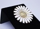 Daisy broche af forfyldt 925 sterling sølv og hvid emalje af Georg Jensen. 5000m2 udstilling.