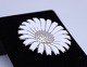 Daisy broche af 925 sterling sølv og hvid emalje af Georg Jensen.5000m2 udstilling.