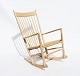 Gyngestol, model J16, i bøgetræ og flet, af Hans J. Wegner og Fredericia Furniture.5000m2 udstilling.