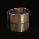 Georg Jensen: Kraftig armring i sterlingsølv. Dessin 422E. Indvendige mål: 6x5,2cm. V: 106,9gr