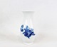 Vase, nr.: 8263, i Blå Blomst Flettet af Royal Copenhagen.