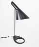 Koksgrå bordlampe designet af Arne Jacobsen i 1957 og fremstillet af Louis Poulsen.5000m2 udstilling.