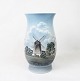 Vase med med motiv af mølle, nr.: 8708-440, af Bing & Grøndahl.