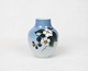Lille vase dekoreret med brombærbusk, nr.: 288 45-5, af Royal Copenhagen.5000m2 udstilling.