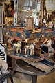 Dekorativ 1800 tals tivoli karrusel i bemalet træ , metal og stof med blandt andet fine udskåret hvide heste....H:66cm. Dia.:75cm.