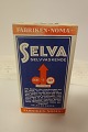 Vaskepulverpakke "SELVA" indeholdende det selvvaskende vaskepulverFra fabrikken NOMAInkl. brugsanvisning samt specielle tekster på pakkenVi har et stort udvalg af gamle købmandsvarer med originalt indholdKontakt os for yderligere information