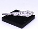 Broche af 925 sterling sølv.