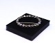 Oval broche med zirkoner.