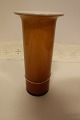 Vase fra Holmegaard / Kastrup GlasværkFra Regnbue SerienDet smukke karamel-farvede ydre med inderside af opal hvidt glasDesign: Michael Bang i 1970H: 17cmFlot stand