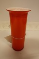 Vase fra Holmegaard / Kastrup GlasværkFra Regnbue SerienDet smukke orange-farvede ydre med inderside af opal hvidt glasDesign: Michael Bang i 1970H: 17cmFlot stand