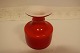 Carnaby Vase fra Holmegaard / Fyns GlasværkCoral farvet med inderside af opal hvidt glasDesign: Per Lütken (1916-1998)Produceret:1968H: 11cmFlot stand