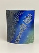 Smuk, blå Tue Poulsen vase fra 2012, abstrakte figurer i blå og grøn
